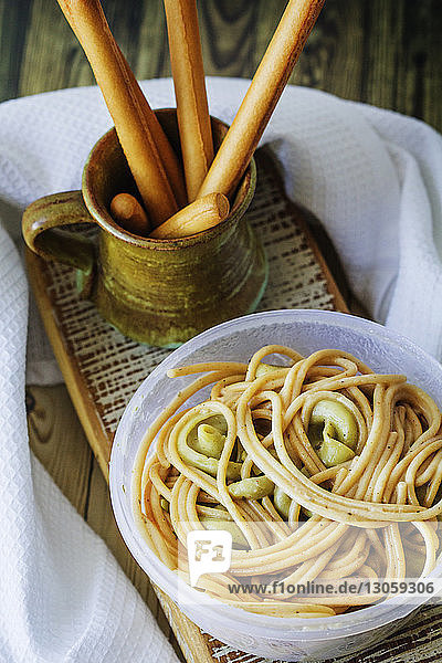 Draufsicht auf Spaghetti-Nudeln in einer auf dem Tisch servierten Schüssel