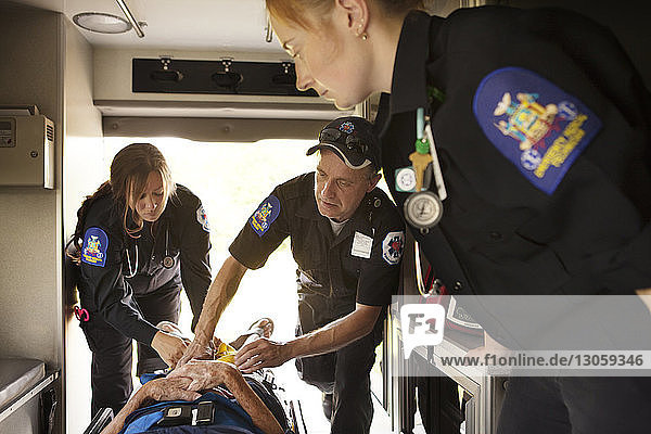 Rettungsteam behandelt Patient im Krankenwagen