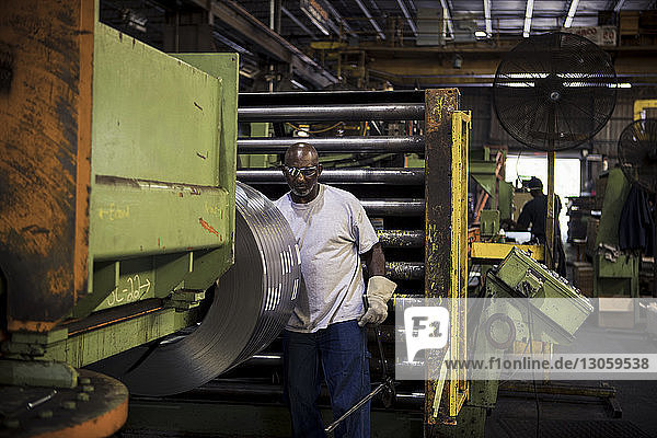 Arbeiter an Maschinen in der Metallindustrie