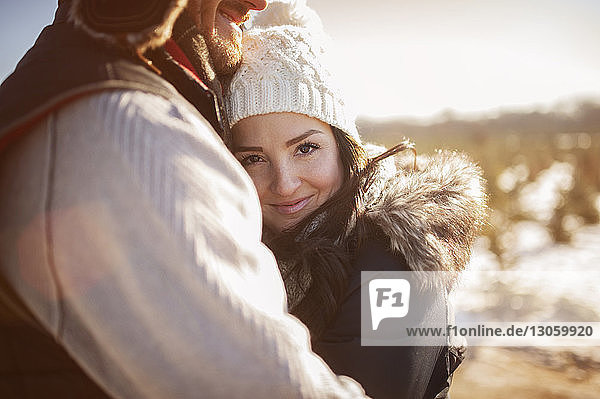 Nahaufnahme eines glücklichen Paares  das sich im Winter auf dem Feld umarmt