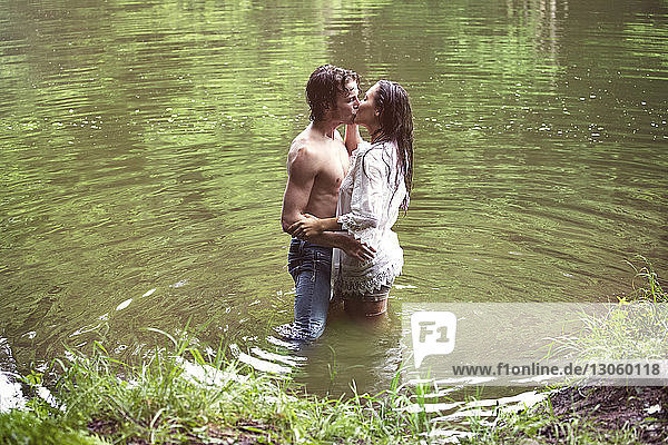 Romantisches Paar küsst sich im See