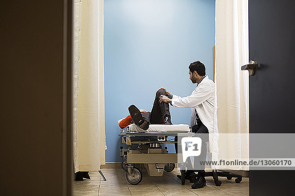 Arzt untersucht Patient im Krankenhaus