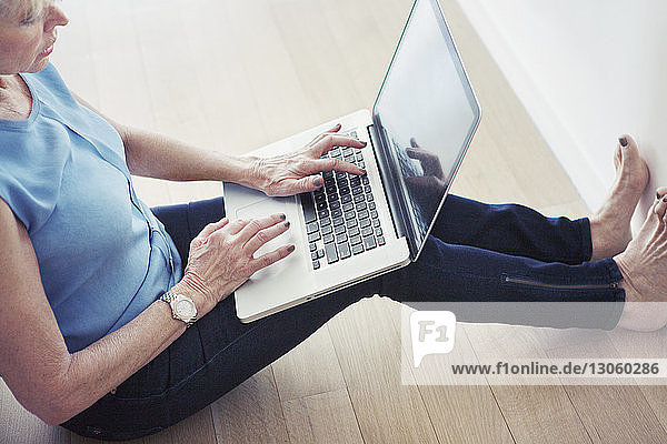 Hochwinkelansicht einer älteren Frau mit Laptop-Computer zu Hause