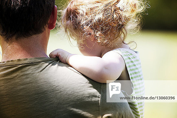 Nahaufnahme eines Vaters mit Tochter im Park