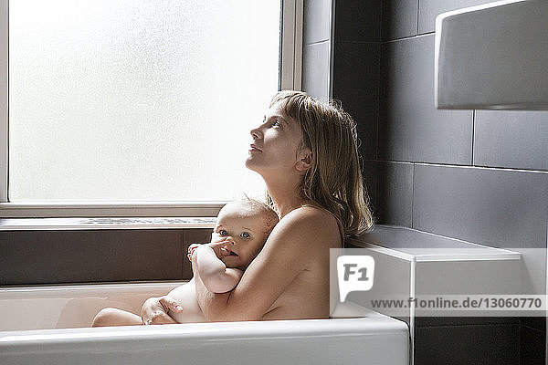 Mutter entspannt sich mit Tochter in der Badewanne