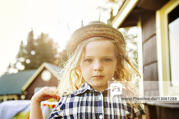Porträt eines Mädchens mit Hut an einem sonnigen Tag
