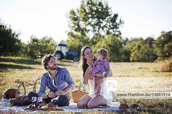 Familie genießt Picknick an einem sonnigen Tag