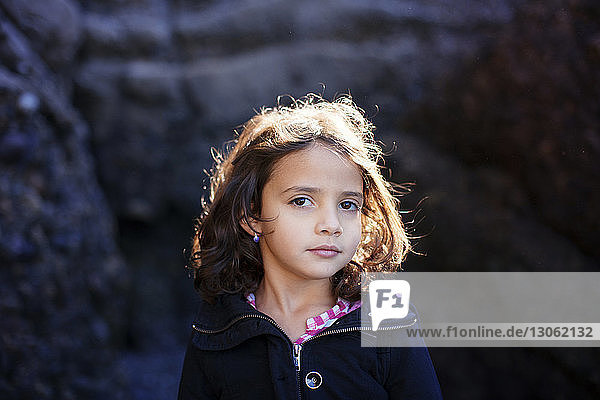Porträt eines Mädchens an einem Berg stehend