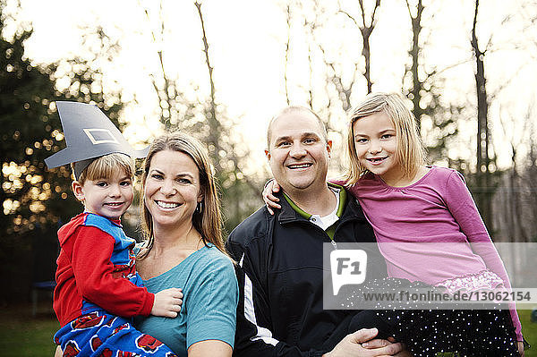 Porträt einer glücklichen Familie im Hinterhof während des St. Patrick's Day