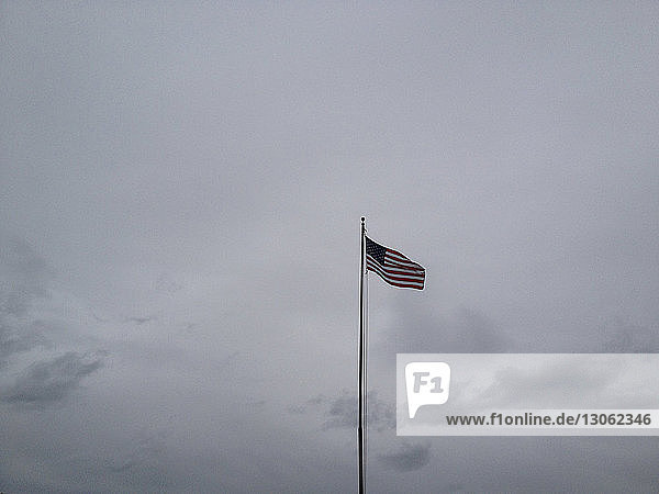 Tiefwinkelansicht der amerikanischen Flagge gegen den Himmel