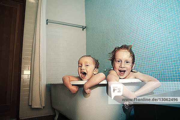 Porträt von Kindern in der Badewanne