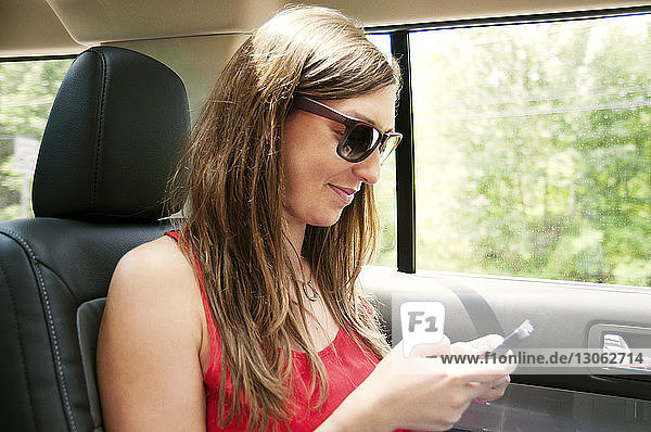 Textnachrichten für Frauen auf Reisen im Auto