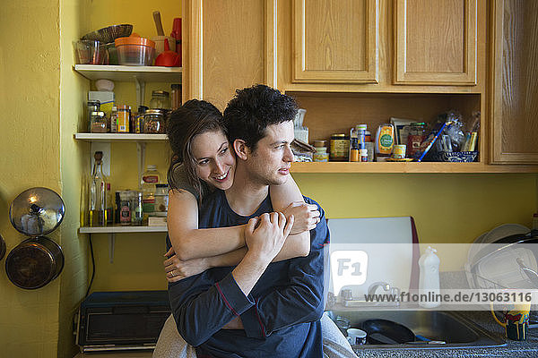Glückliches Paar steht in der Küche