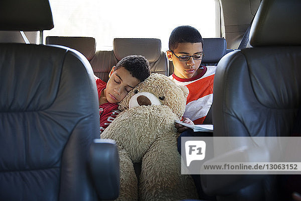 Geschwister entspannen sich im Auto