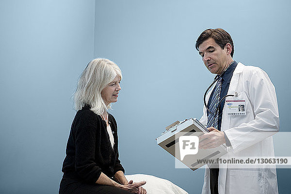 Arzt im Gespräch mit Patient im Krankenhaus