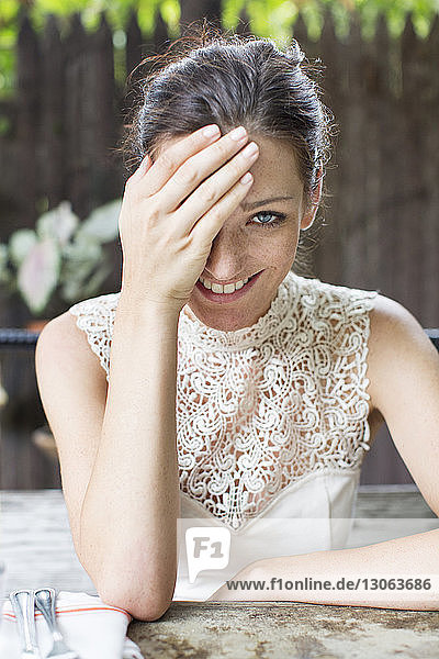 Bildnis einer Frau mit Kopf in der Hand im Restaurant sitzend