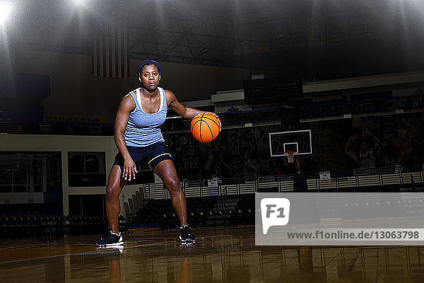 Porträt einer Basketball spielenden Frau vor Gericht