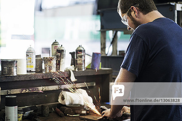 Porträt eines in der Werkstatt stehenden Arbeiters