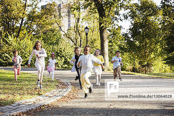 Glückliche Kinder laufen im Park
