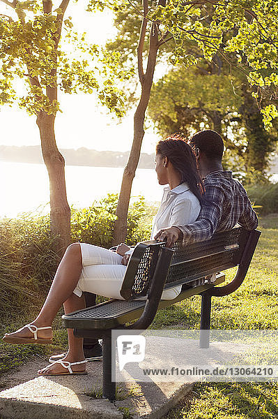 Paar auf Bank am See sitzend