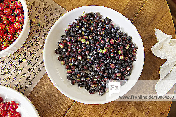 Draufsicht auf Beerenfrüchte in Behältern auf dem Tisch