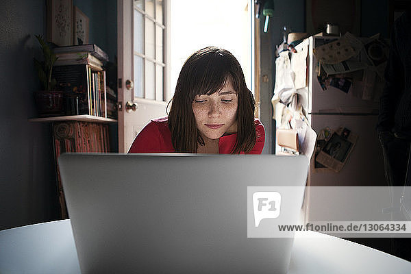 Frau benutzt Laptop-Computer zu Hause