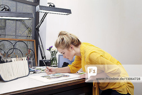 Frau malt im Atelier