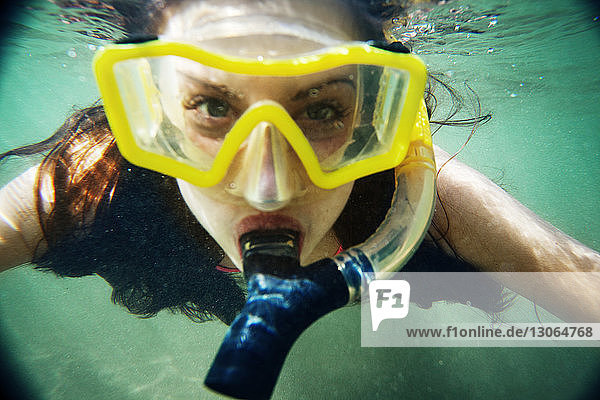 Porträt einer Frau beim Schnorcheln unter Wasser