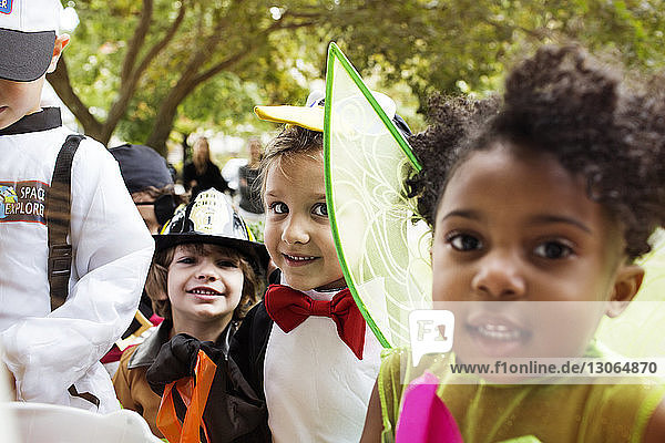 Nahaufnahme von glücklichen Kindern in Halloween-Kostümen