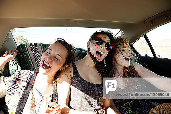 Glückliche Freunde  die im Auto reisen