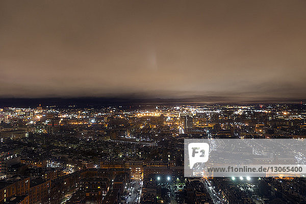 Luftaufnahme der beleuchteten Stadtlandschaft gegen den nächtlichen Himmel