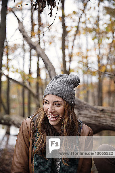 Lächelnde Frau genießt im Winter im Wald