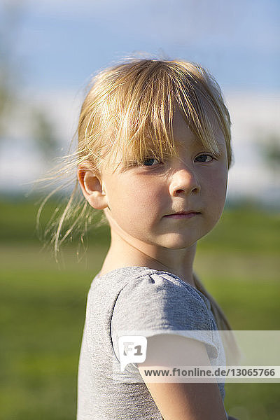 Bildnis eines im Feld stehenden Mädchens