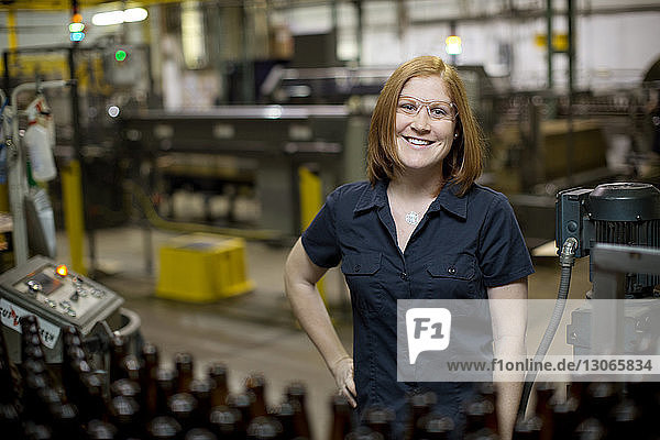 Porträt einer lächelnden Frau an der Destillerie