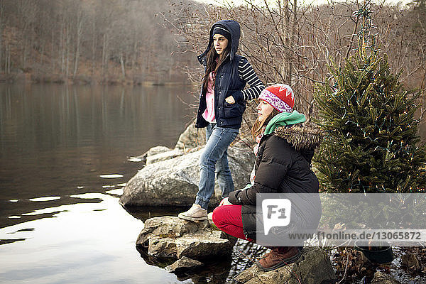Freunde auf dem Felsen mit Blick auf den See