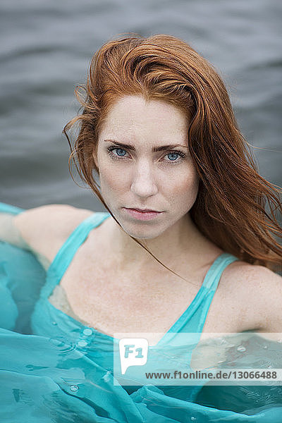 Porträt einer im Meer schwimmenden Frau