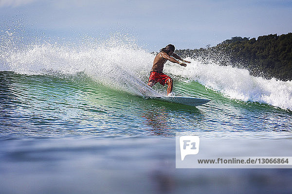 Mann beim Surfen im Meer