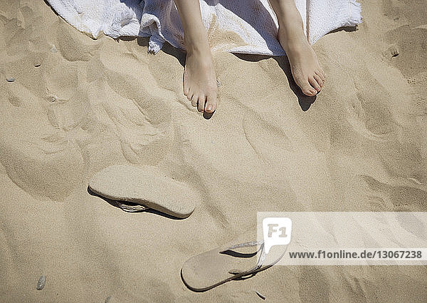 Niedriger Abschnitt einer Frau auf Sand