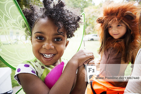 Fröhliche Kinder in Halloween-Kostümen genießen im Hof