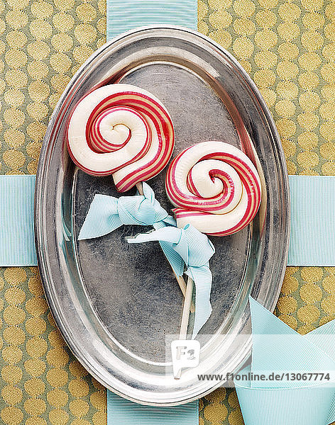 Draufsicht auf Lollipops im Tray auf Geschenkkarton