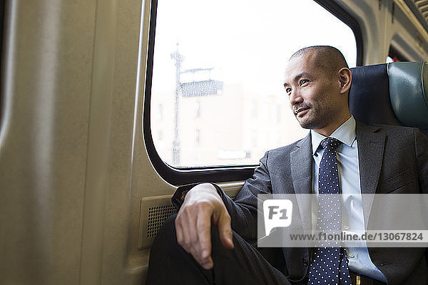 Geschäftsmann schaut weg  während er in der U-Bahn reist