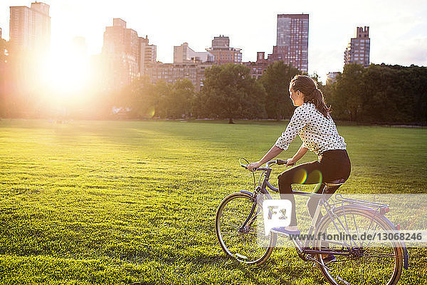 Seitenansicht Frau radelt im Central Park in der Stadt