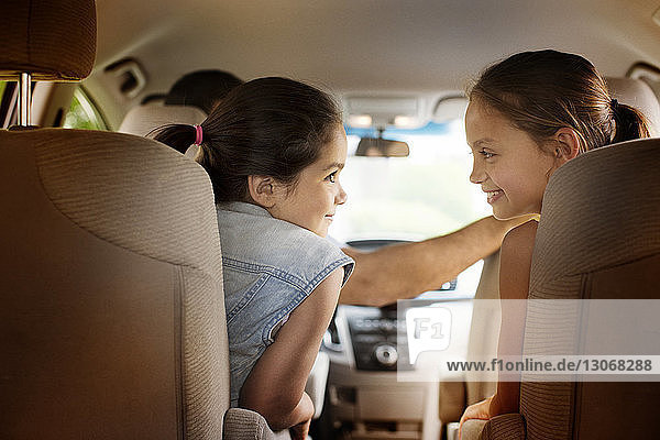Rückansicht Von Mädchen Die Im Auto Reisen
