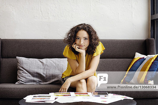 Porträt einer Geschäftsfrau  die im Büro auf einem Sofa sitzt