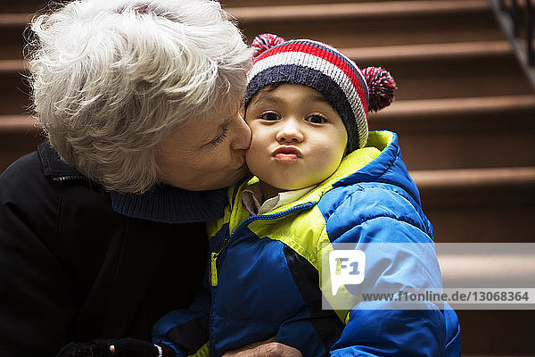 Großmutter küsst Junge