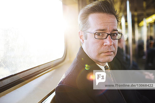 Porträt eines im Zug reisenden Geschäftsmannes