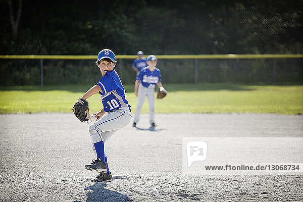 Baseball-Pitcher beim Ballwerfen auf dem Spielfeld