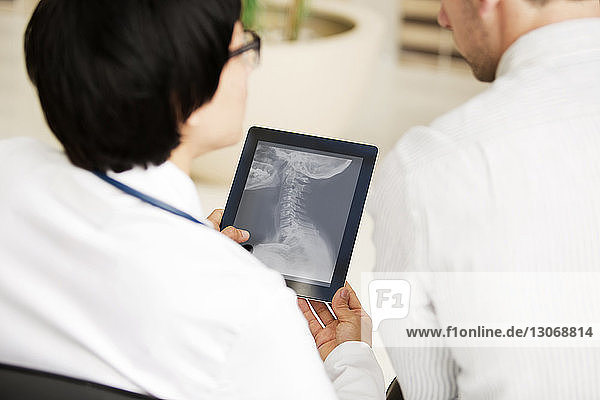 Ärzte suchen Röntgenbericht im Tablet-Computer