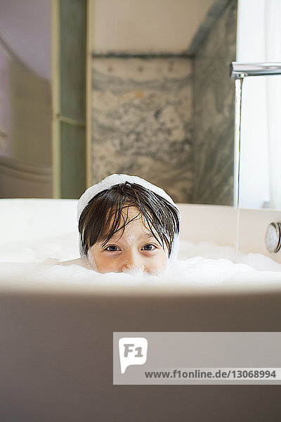 Porträt eines Jungen  der zu Hause ein Bad nimmt