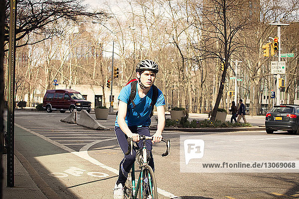 Niedrigwinkelansicht eines lächelnden Mannes beim Radfahren